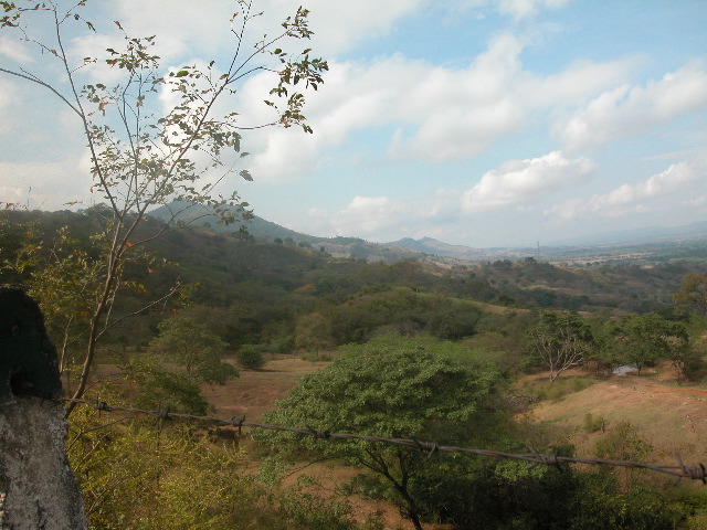 Archivo:146 piedemonte de valle de rio Seco desde via a Guaduas.jpg