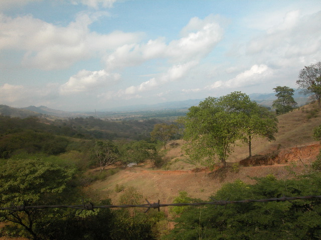 Archivo:148 piedemonte y valle de rio Seco desde via a Guaduas.jpg