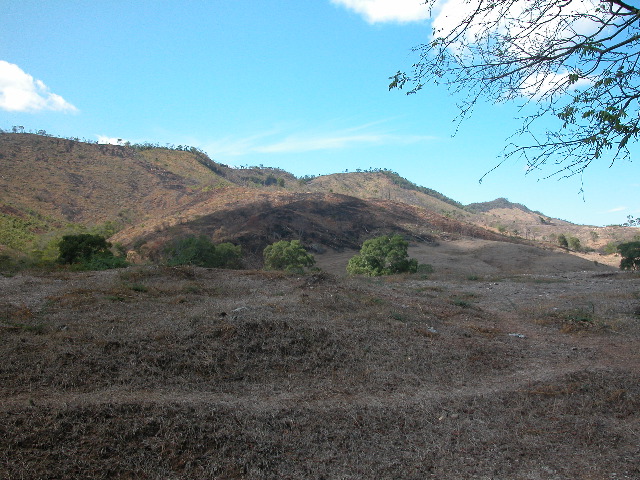 Archivo:31 colinas de denudacion cuenca Tocuy manejo de pasturas con fuego.jpg