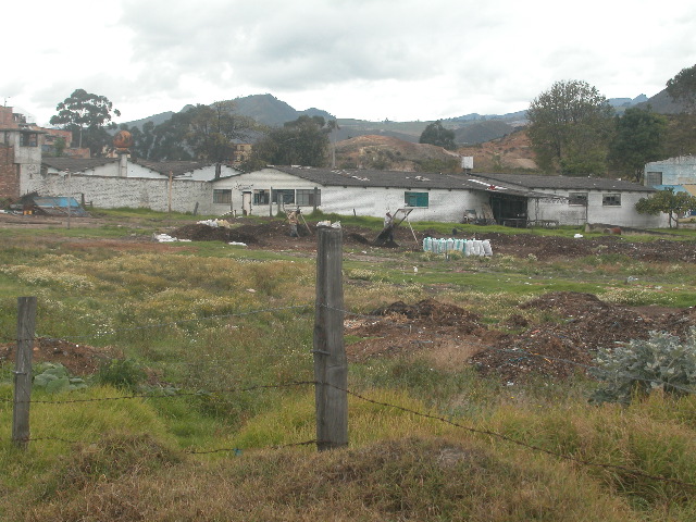 Archivo:11 Neotropicos La Picota embolsando abono.jpg