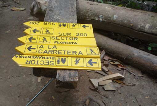Foto 20. Letreros para señalización de senderos y sectores. Foto: Miguel Ángel Díaz Rubiano, 29.10.24
