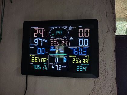 Foto 46. Pantalla de la estación de clima digital, recibe señal de sensores externos e internos. Foto: Miguel Ángel Díaz Rubiano, 9.12.24.