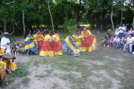Foto 38. Tambora y baile en jornada de sensibilización en la RNG, estudiantes de La Ribona y Botonal. Foto: Miguel Ángel Díaz Rubiano, 3.06.24.