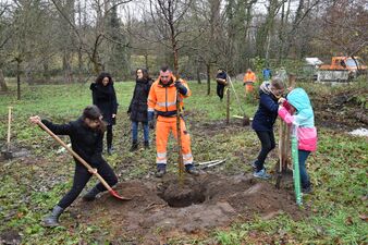 Los expertos municipales en jardinería se encargaron de la plantación. En el fondo Angélica García (i) y Annika Patz (d). Las niñas de la derecha son Lucía (d) y Emilia Pommé-García (i), hijas de Angélica. Foto Thomas Spekowius, 03.12.21