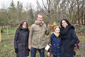 Angélica García, quien nació y creció en Colombia, y su hija Emilia Indira (d.) con la jefa del Departamento de Interculturalidad y Hermanamiento de Ciudades de la ciudad, Annika Patz (i.), y el alcalde Daniel Zimmermann. Foto: Thomas Spekowius, 03.12.21