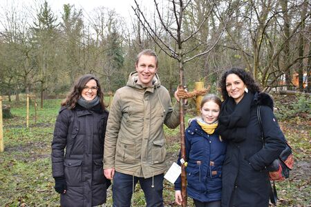 Angélica García, quien nació y creció en Colombia, y su hija Emilia Indira (d.) con la jefa del Departamento de Interculturalidad y Hermanamiento de Ciudades de la ciudad, Annika Patz (i.), y el alcalde Daniel Zimmermann. Foto: Thomas Spekowius, 03.12.21