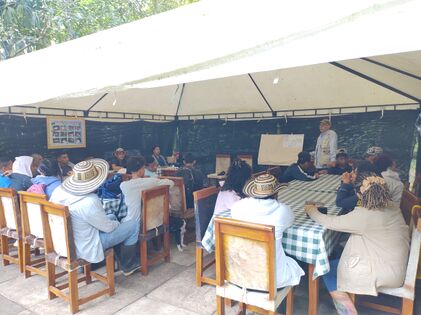 Charla sobre Neotrópicos, la RNG y su proyecto OED Foto: E. Torres, 14.10.2025