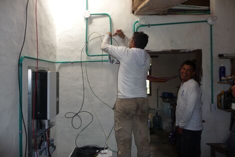 Foto 43. Instalación de la planta solar por equipo PNUD proyecto Mojana Clima y vida. Foto: Miguel Ángel Díaz Rubiano, 22.02.24.