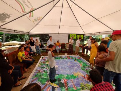 Foto 41. Juego con participación de niños y padres de familia. Foto: Miguel Ángel Díaz Rubiano, 14.10.24.