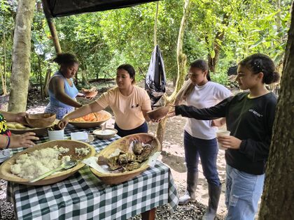 Entrega del almuerzo en totuma y cuchara de madera. Foto: M. Díaz, 21.10.2025