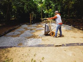 Foto 4. Preparación del suelo base para las placas de concreto del área, piso del aula ambiental (carpa). Foto: M.Díaz, 5.08.2025