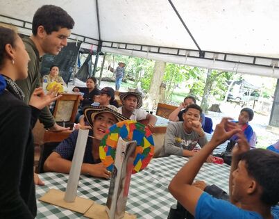 Preguntas, retos, opiniones y desafios con ruleta de colores. Foto: A. Aragón, 23.09.2025