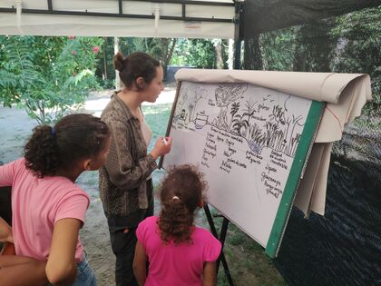 Lina Méndez, bióloga e ilustradora, docente de los T&N, elabora un perfil con información de dos de las observadoras. Foto: Miguel Ángel Díaz Rubiano 12.07.24