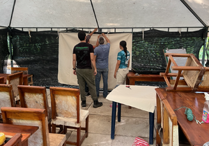 Miembros del equipo de la RNG preparan el aula-toldo en la víspera del taller. Foto: L. C. García 10.03.264
