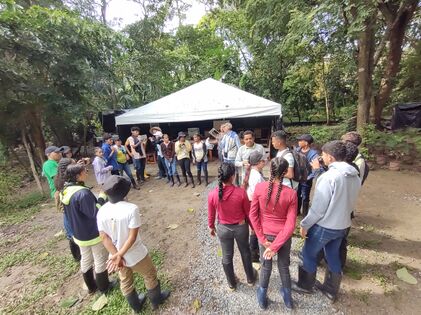 Organización de grupos y entrega de equipos para recorrido Foto: E. Torres, 23.09.2025