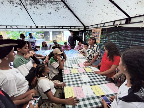 Presentación de mapa mental por grupos, temas y relaciones. Foto: M. Díaz, 4.11.2025